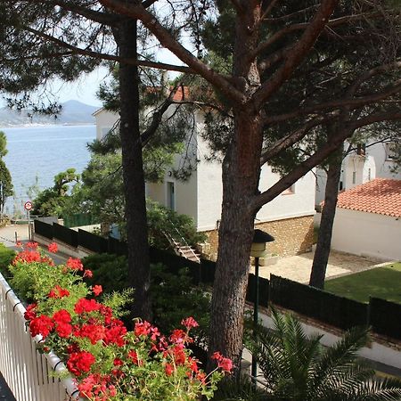 Luxury 4 Bed Apartment On Coastal Footpath At Cap Ras Llança Exterior foto