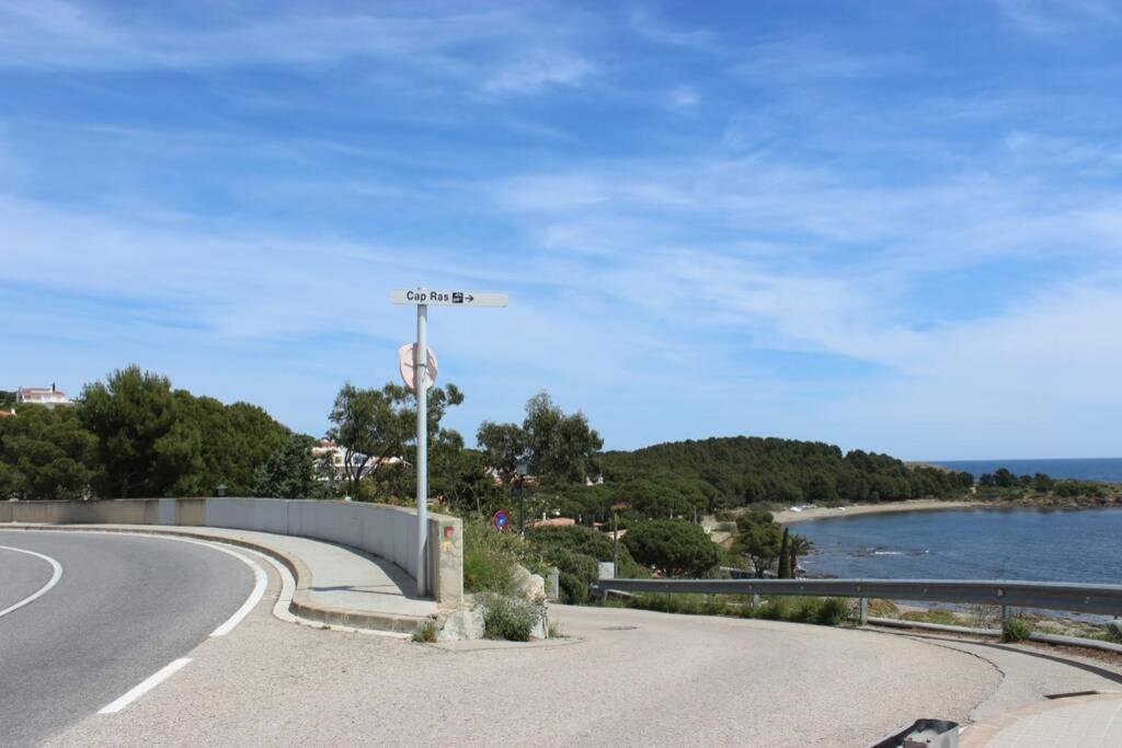 Luxury 4 Bed Apartment On Coastal Footpath At Cap Ras Llança Exterior foto