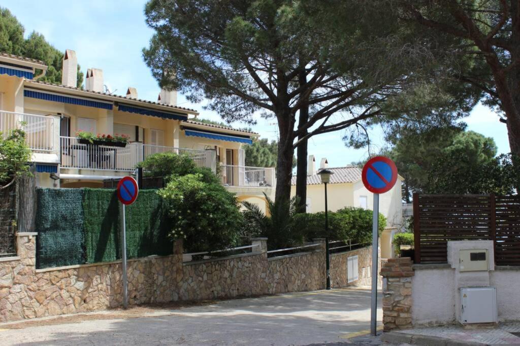 Luxury 4 Bed Apartment On Coastal Footpath At Cap Ras Llança Exterior foto
