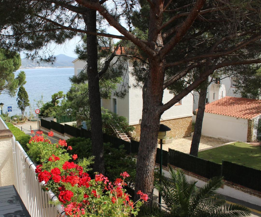 Luxury 4 Bed Apartment On Coastal Footpath At Cap Ras Llança Exterior foto
